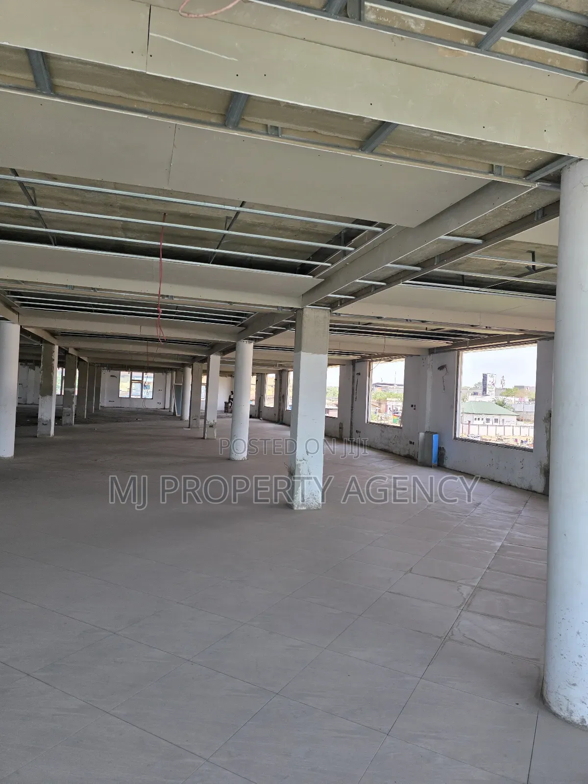 1000 SQM Showroom/ Office Space in Kumasi Metropolitan