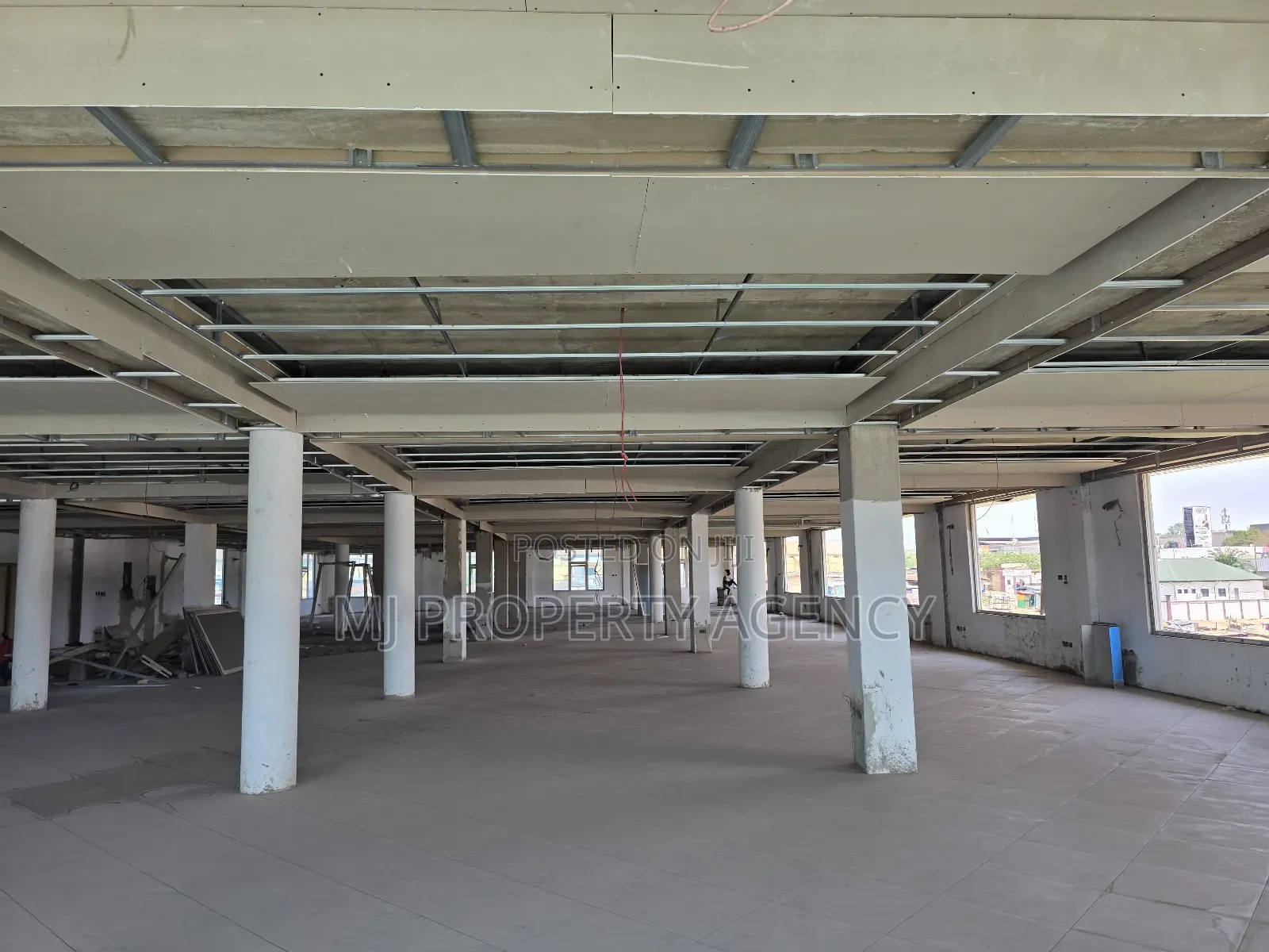 1000 SQM Showroom/ Office Space in Kumasi Metropolitan