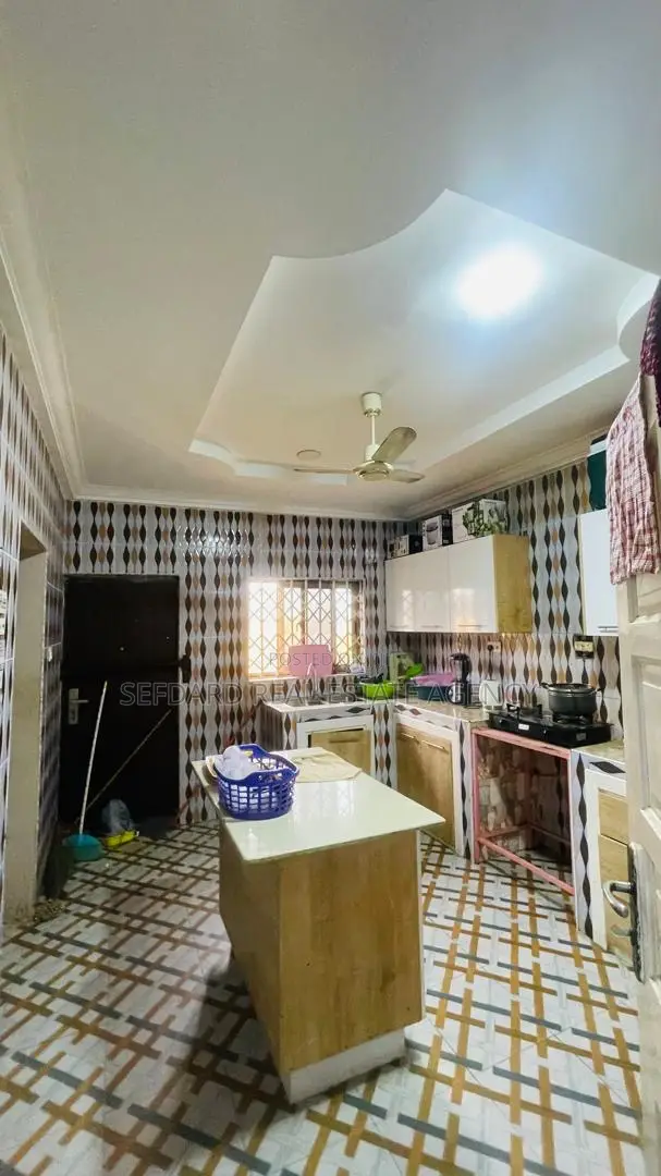 5bdrm House in Pokuase for sale in Pokuase