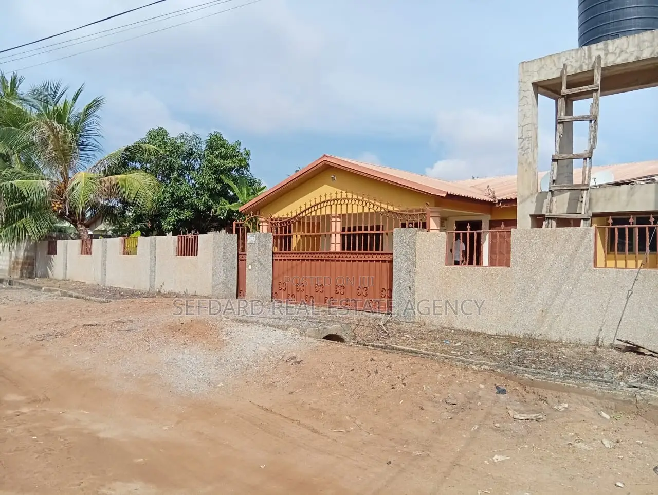 5bdrm House in Adenta for sale in Adenta
