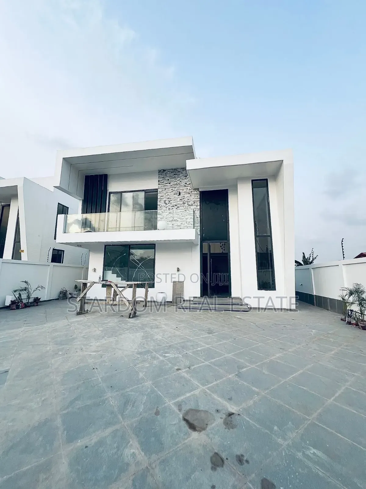 4bdrm Duplex in Adjiringanor, East Legon for sale in East Legon