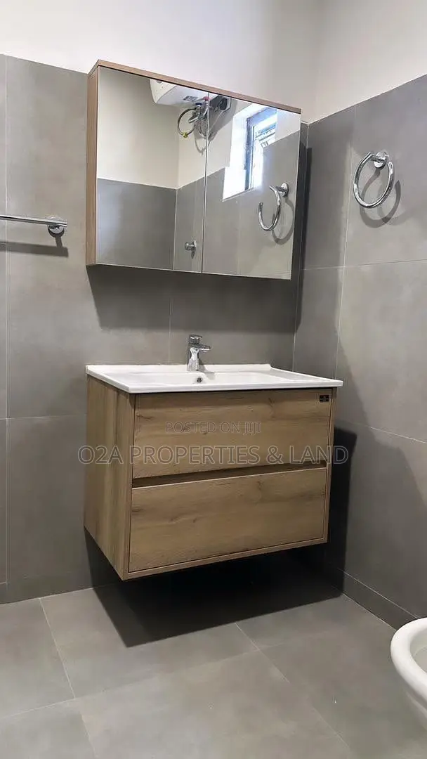 3bdrm Apartment in Abelemkpe, Lincoln School Area for sale in Lincoln School Area