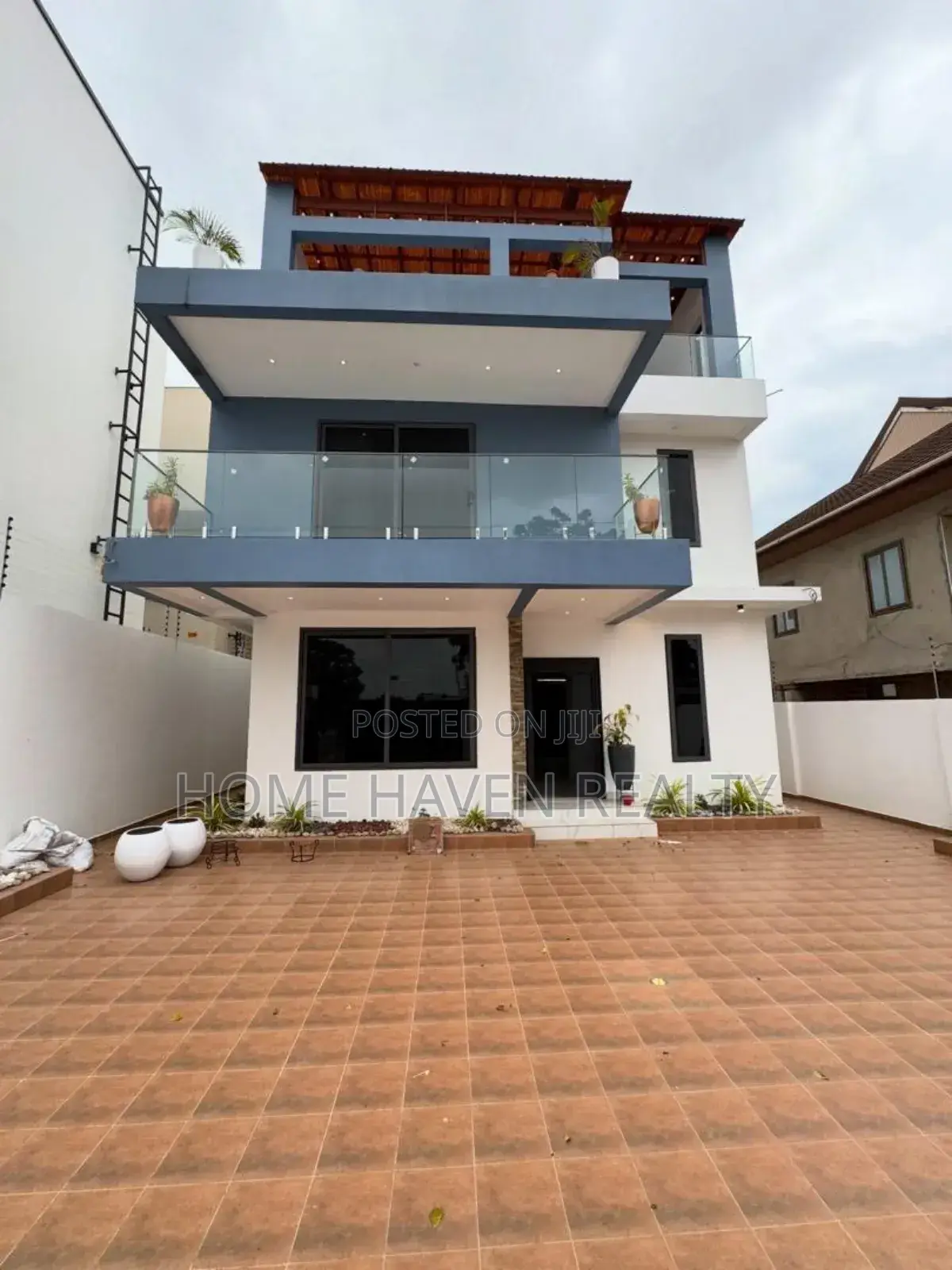 4bdrm House in Lakeside for sale in Lake Side Estate