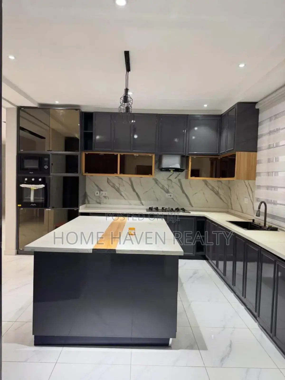 4bdrm House in Lakeside for sale in Lake Side Estate