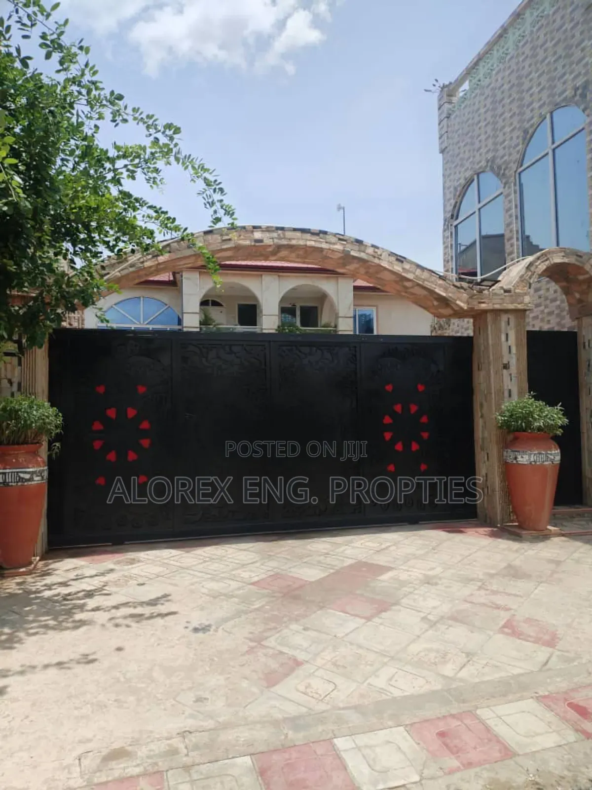 9bdrm House in Commandos $270,000, Adenta for sale in Adenta