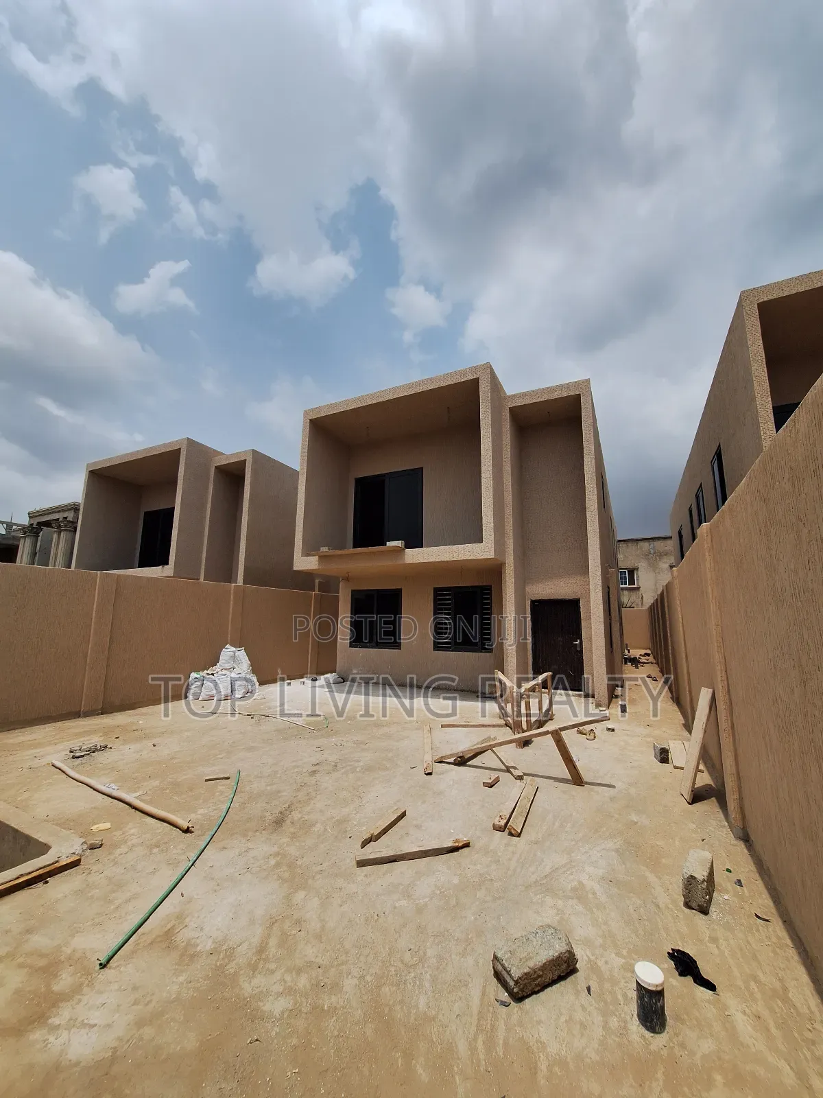 4bdrm Townhouse/Terrace in Legon Hills, Ashaley Botwe for sale in Ashaley Botwe