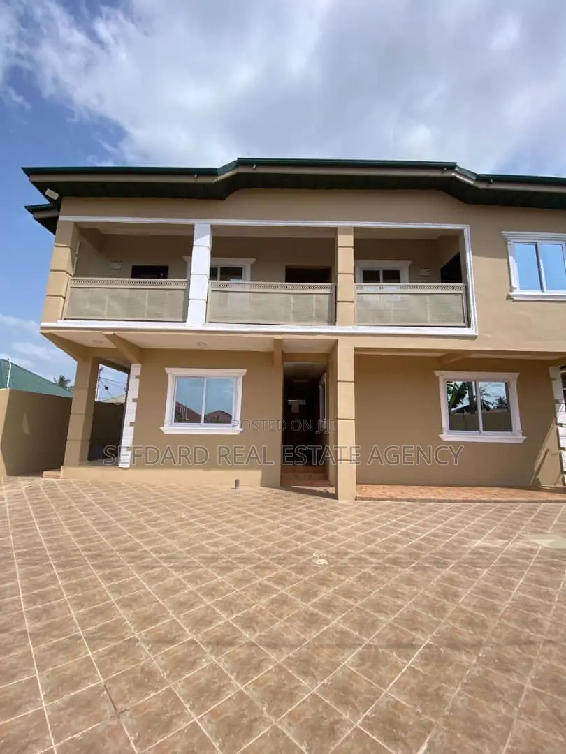 8bdrm Apartment in Pokuase for sale in Pokuase