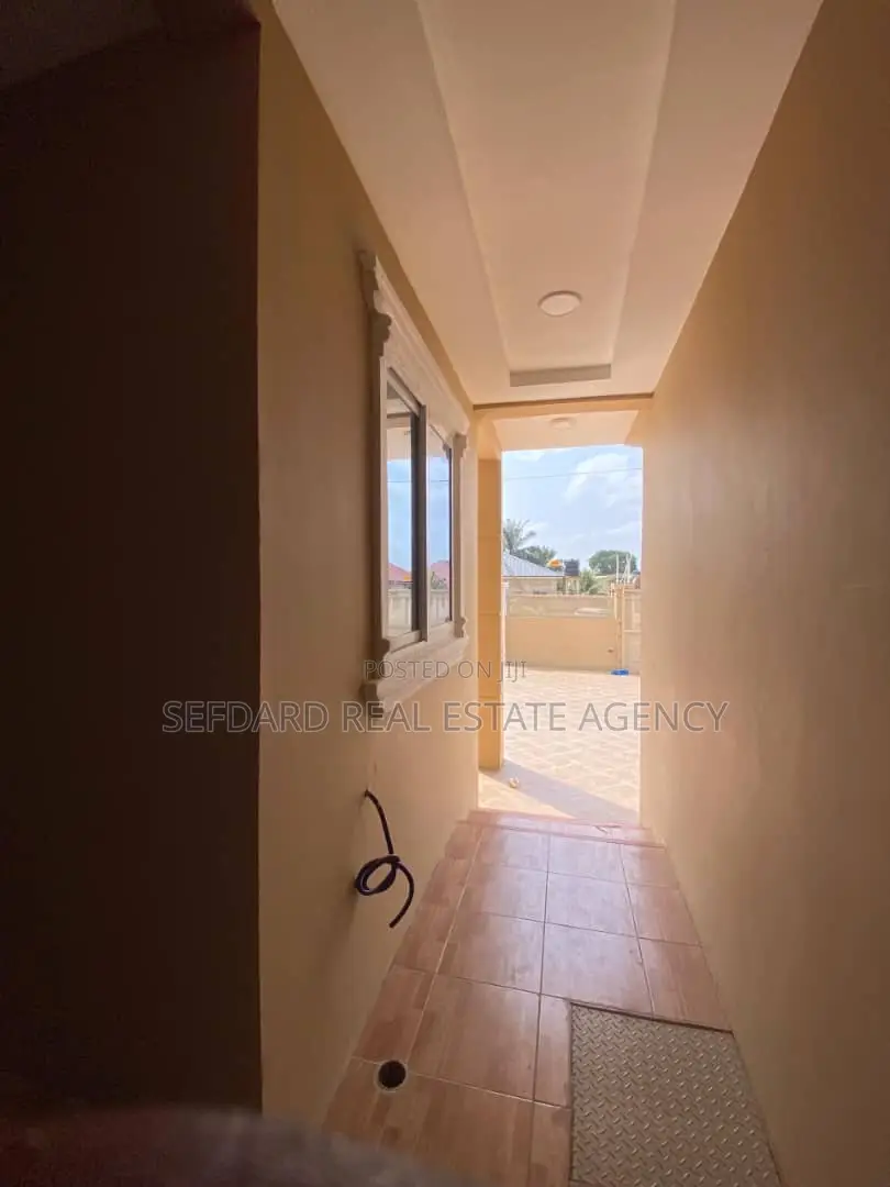 8bdrm Apartment in Pokuase for sale in Pokuase