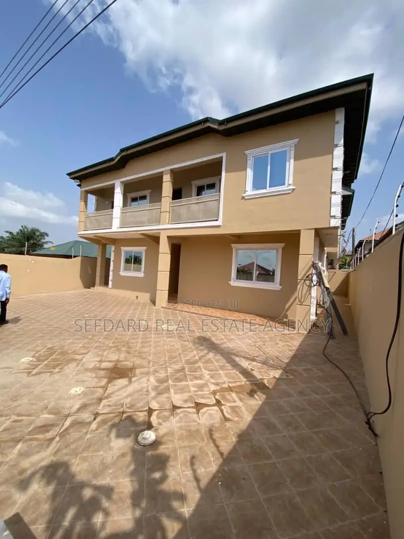 8bdrm Apartment in Pokuase for sale in Pokuase