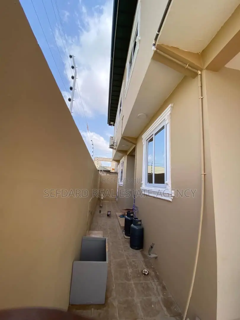 8bdrm Apartment in Pokuase for sale in Pokuase