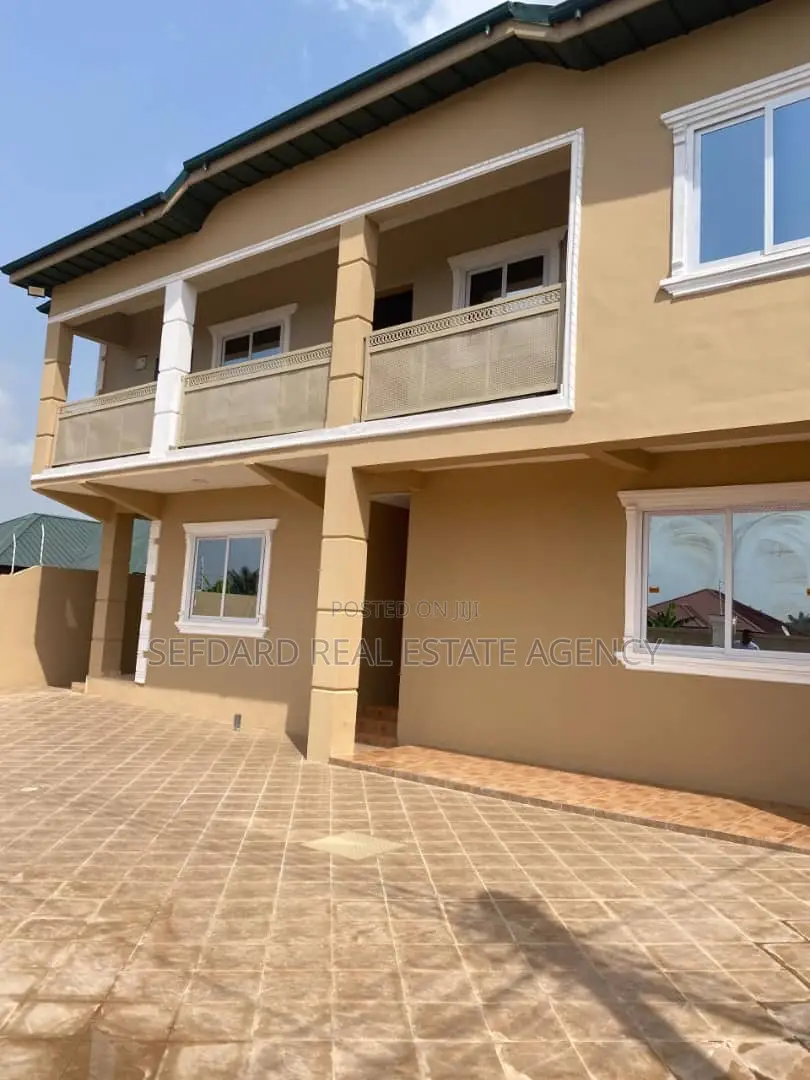 8bdrm Apartment in Pokuase for sale in Pokuase