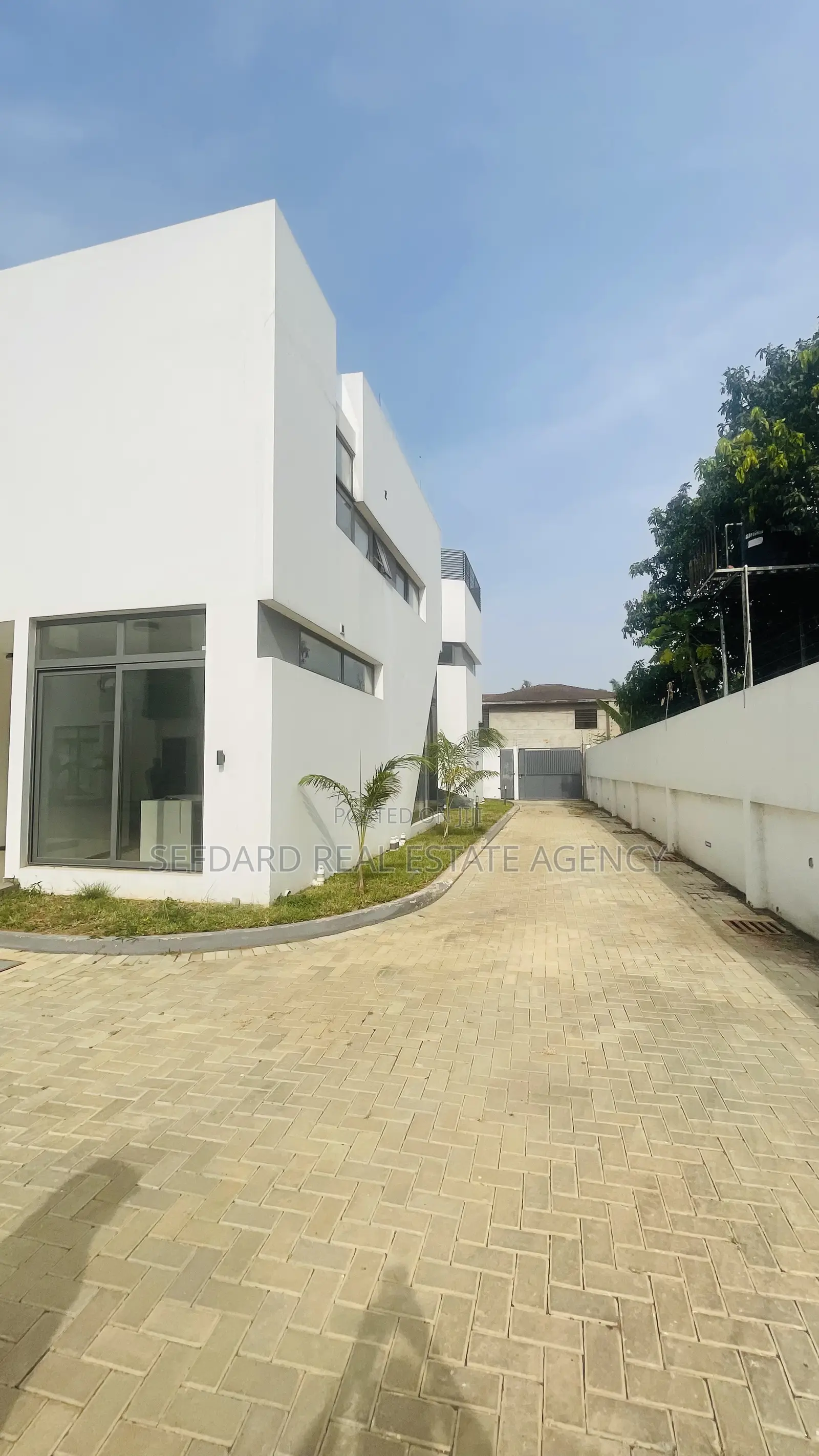 2bdrm Townhouse/Terrace in North Legon for sale in North Legon