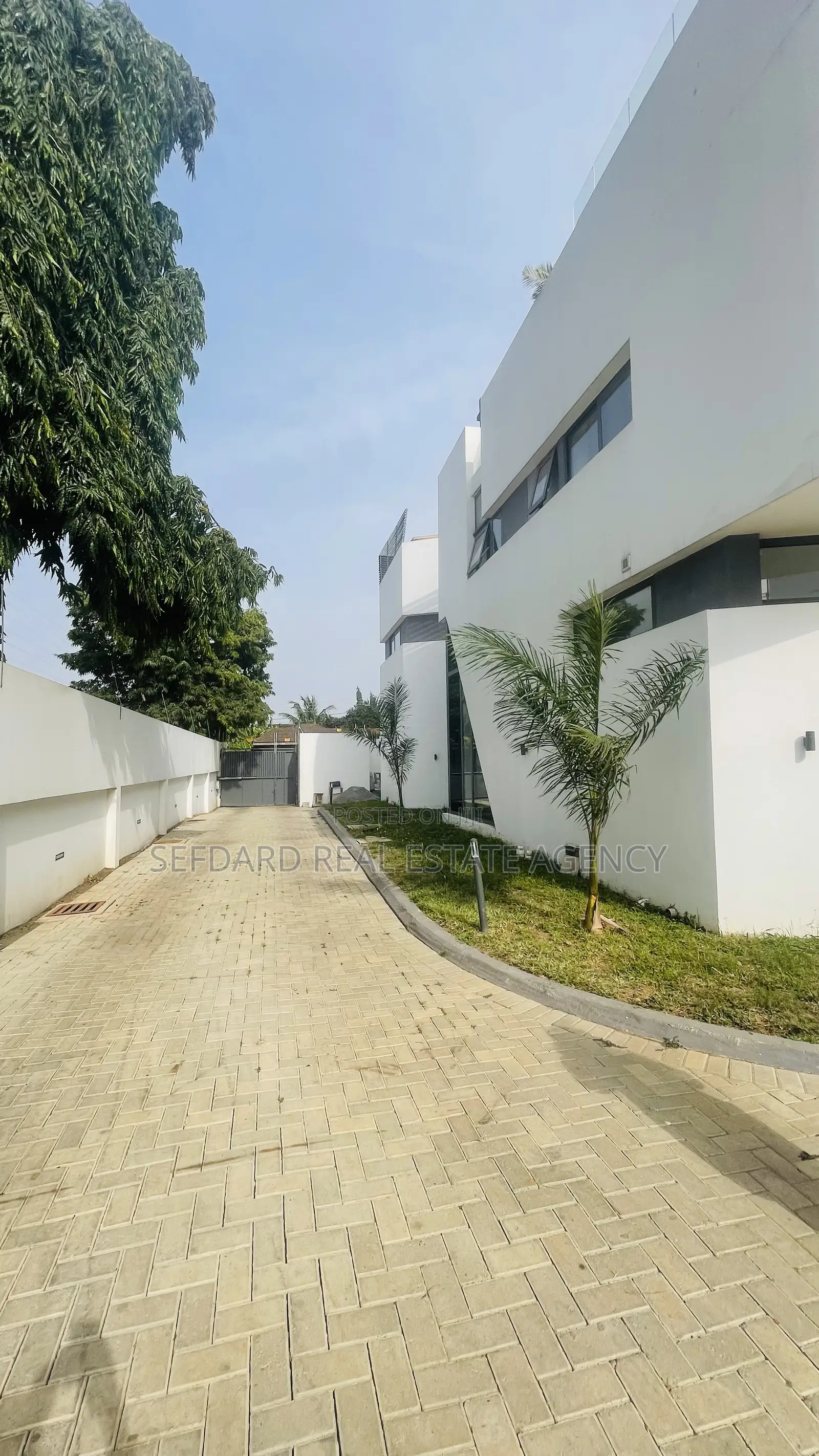 2bdrm Townhouse/Terrace in North Legon for sale in North Legon