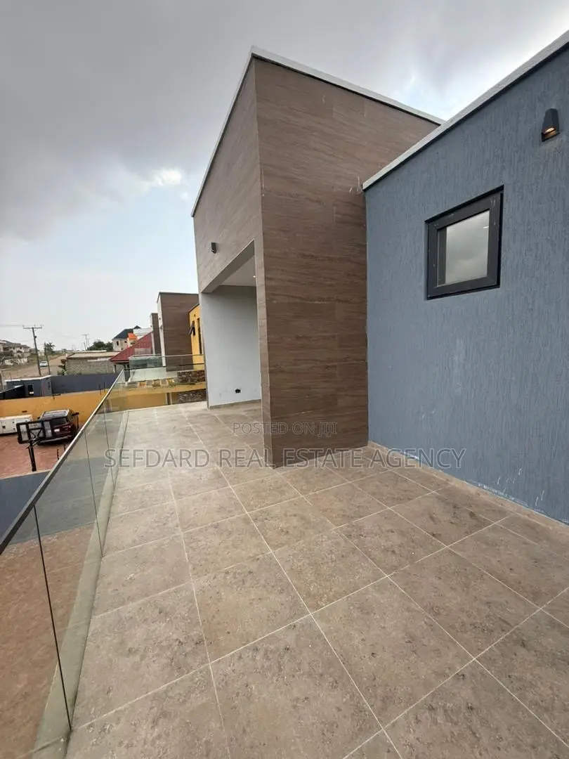 4bdrm Duplex in East Legon for sale in East Legon