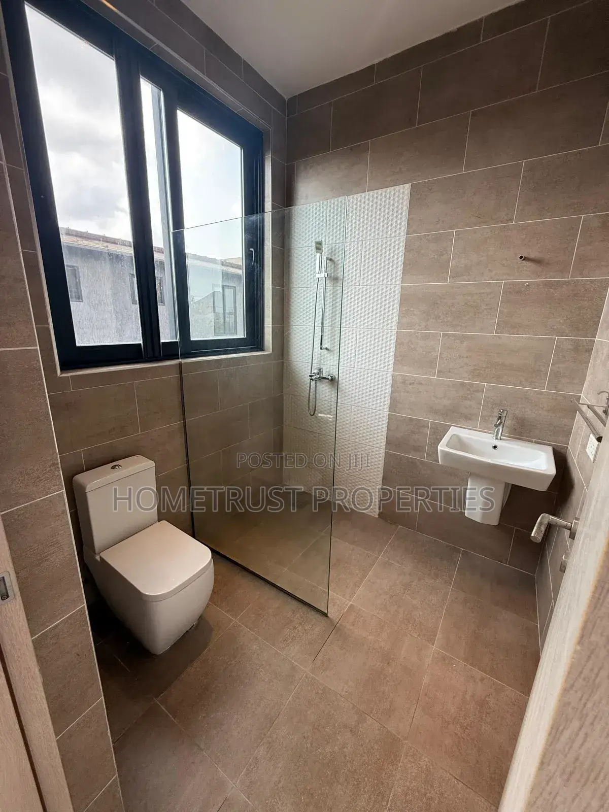 4bdrm Duplex in Hometrust Properties, Nmai-Dzorn for rent in Nmai-Dzorn