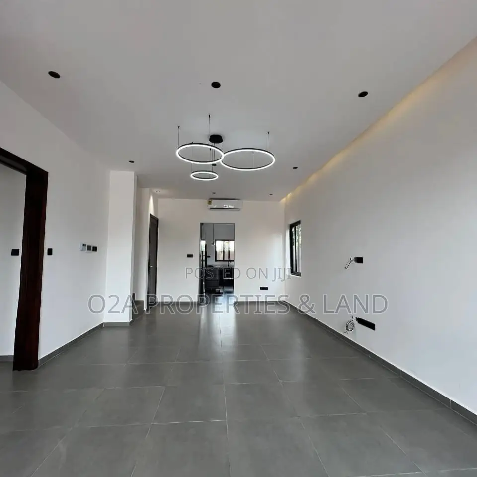 4bdrm House in Oyarifa, Ghana Flag for sale in Ghana Flag