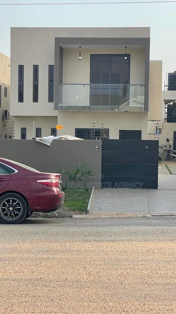 4bdrm Duplex in East Legon for sale in East Legon