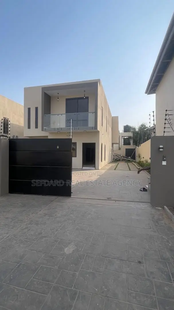 4bdrm Duplex in East Legon for sale in East Legon