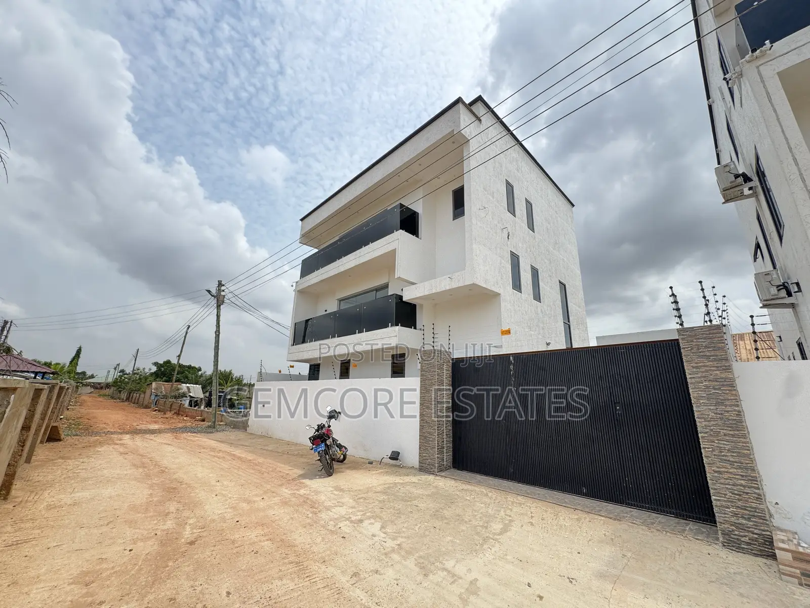 3bdrm House in Nanakrom Melcom, Adjiriganor for sale in Adjiriganor