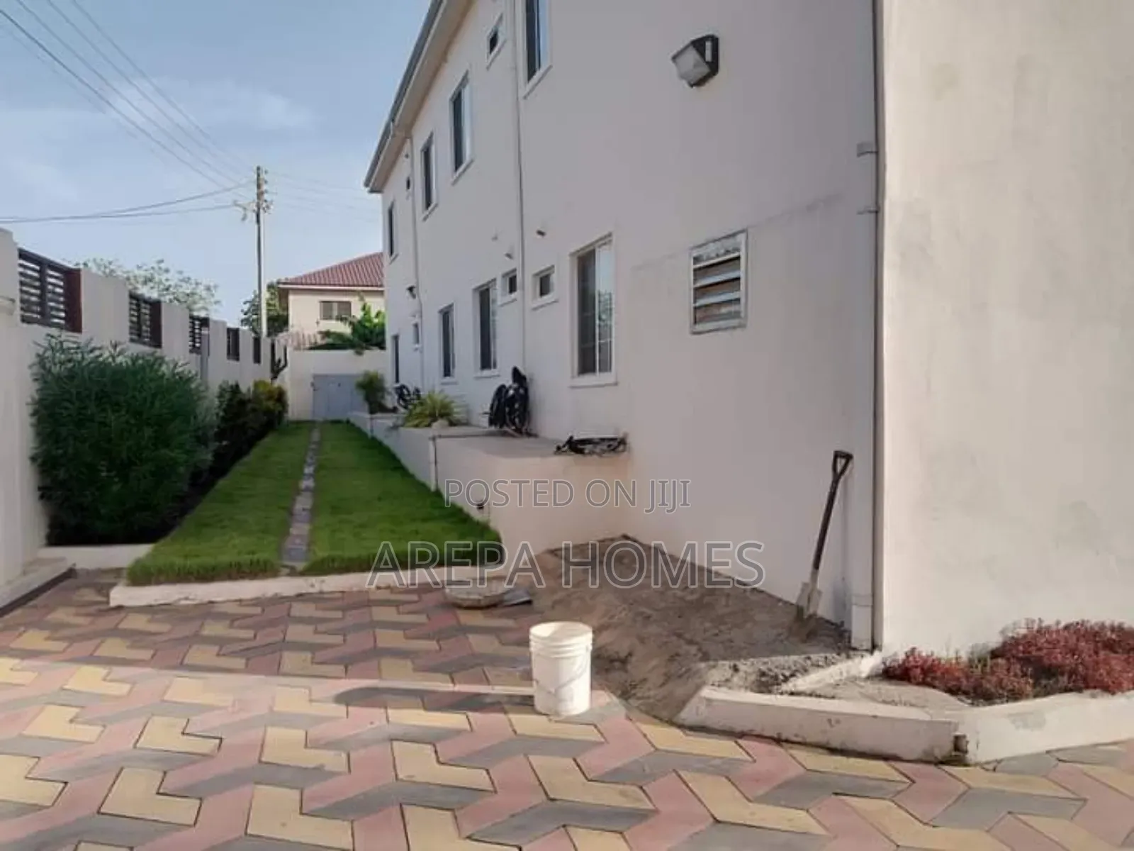 20bdrm Block of Flats in Arepa Homes, Adenta for sale in Adenta