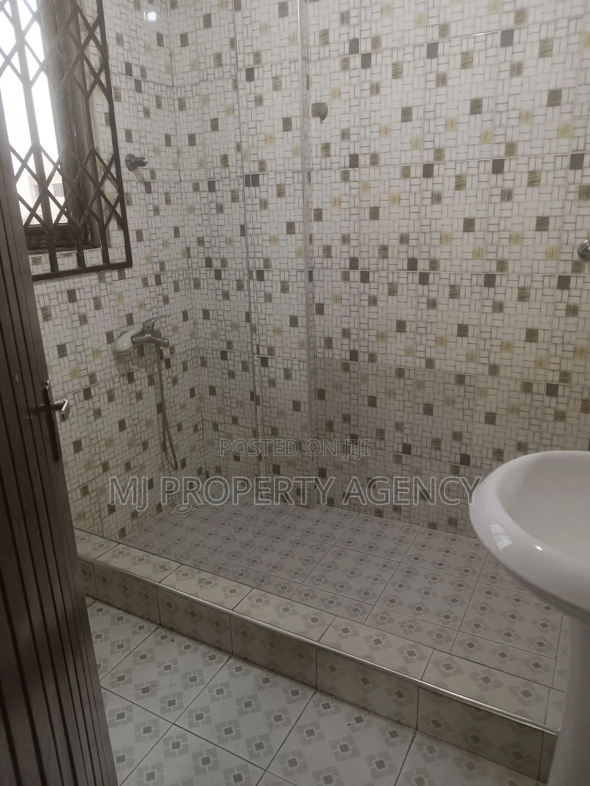 2bdrm Apartment in Golf Estate -Afariwa, Community 25 for rent in Community 25