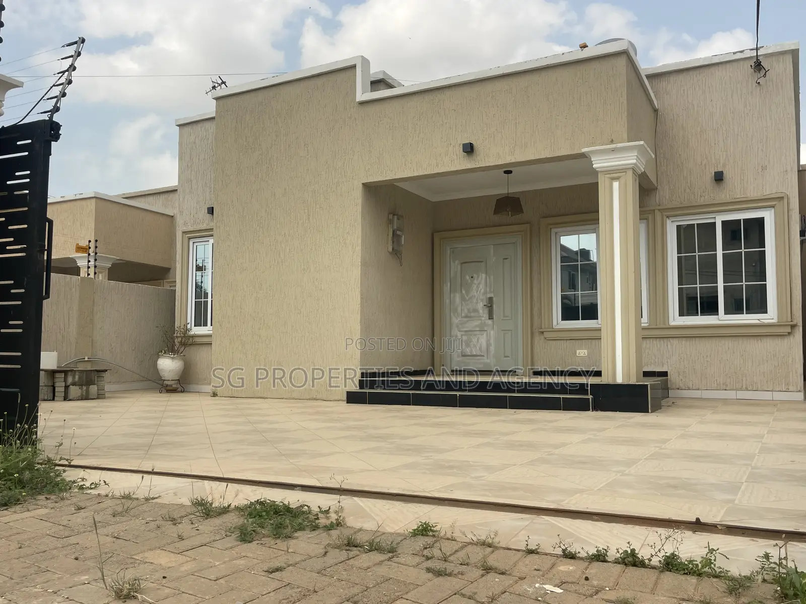 2bdrm House in Lashibi, Sakumono for rent in Sakumono