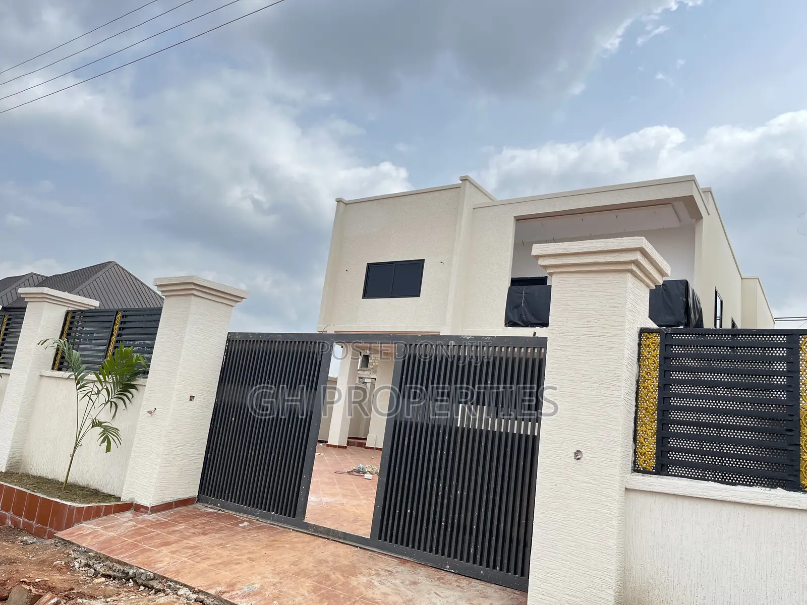 4bdrm Duplex in Three Away From Main, Kumasi Metropolitan for sale in Kumasi Metropolitan