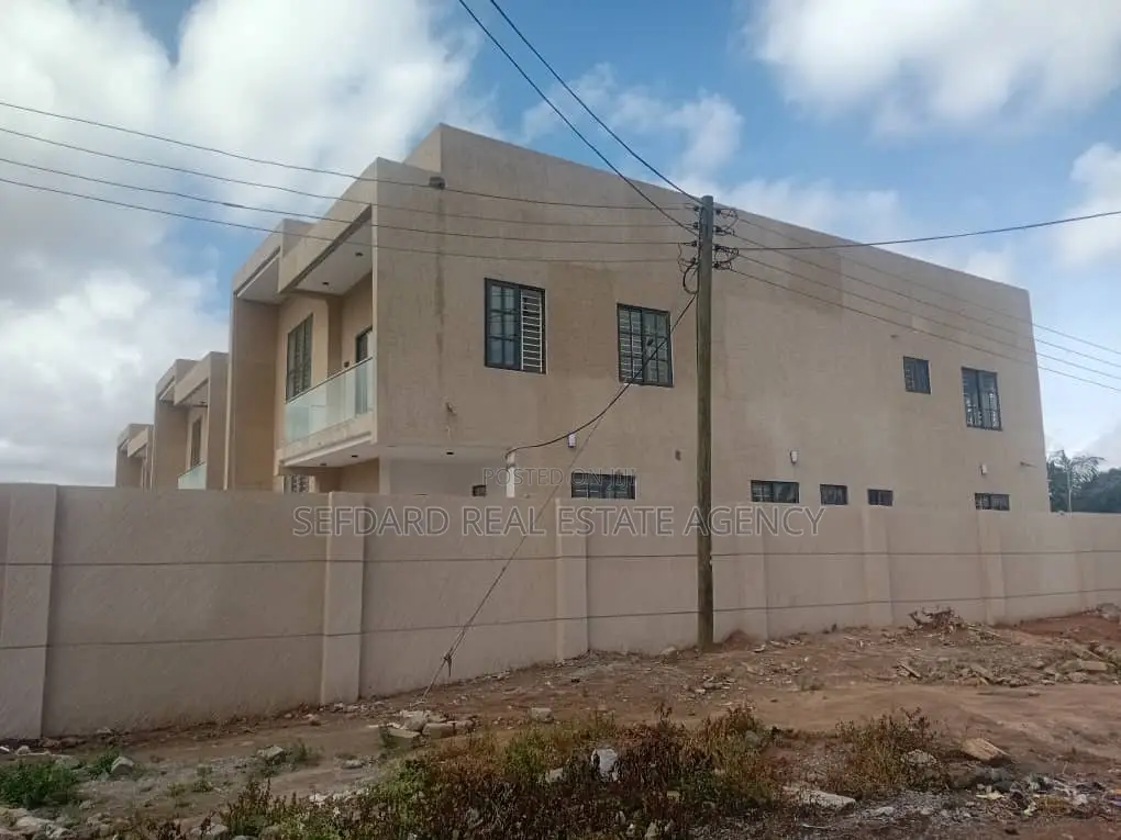 5bdrm Duplex in Ashomang Estate for sale in Ashomang Estate