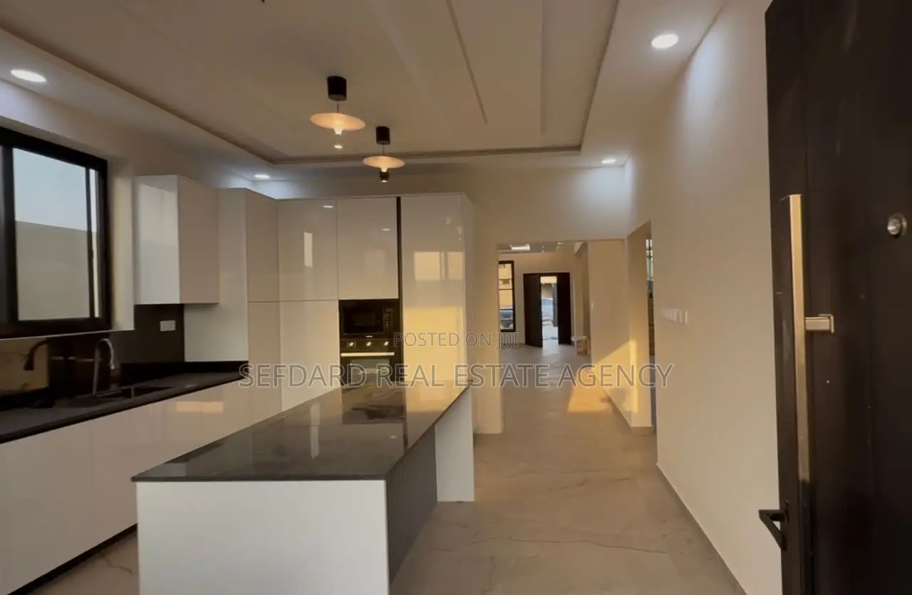 4bdrm Duplex in East Legon for sale in East Legon