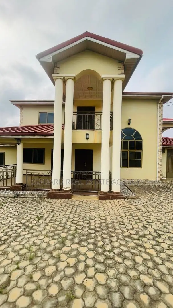 5bdrm House in Pokuase for sale in Pokuase