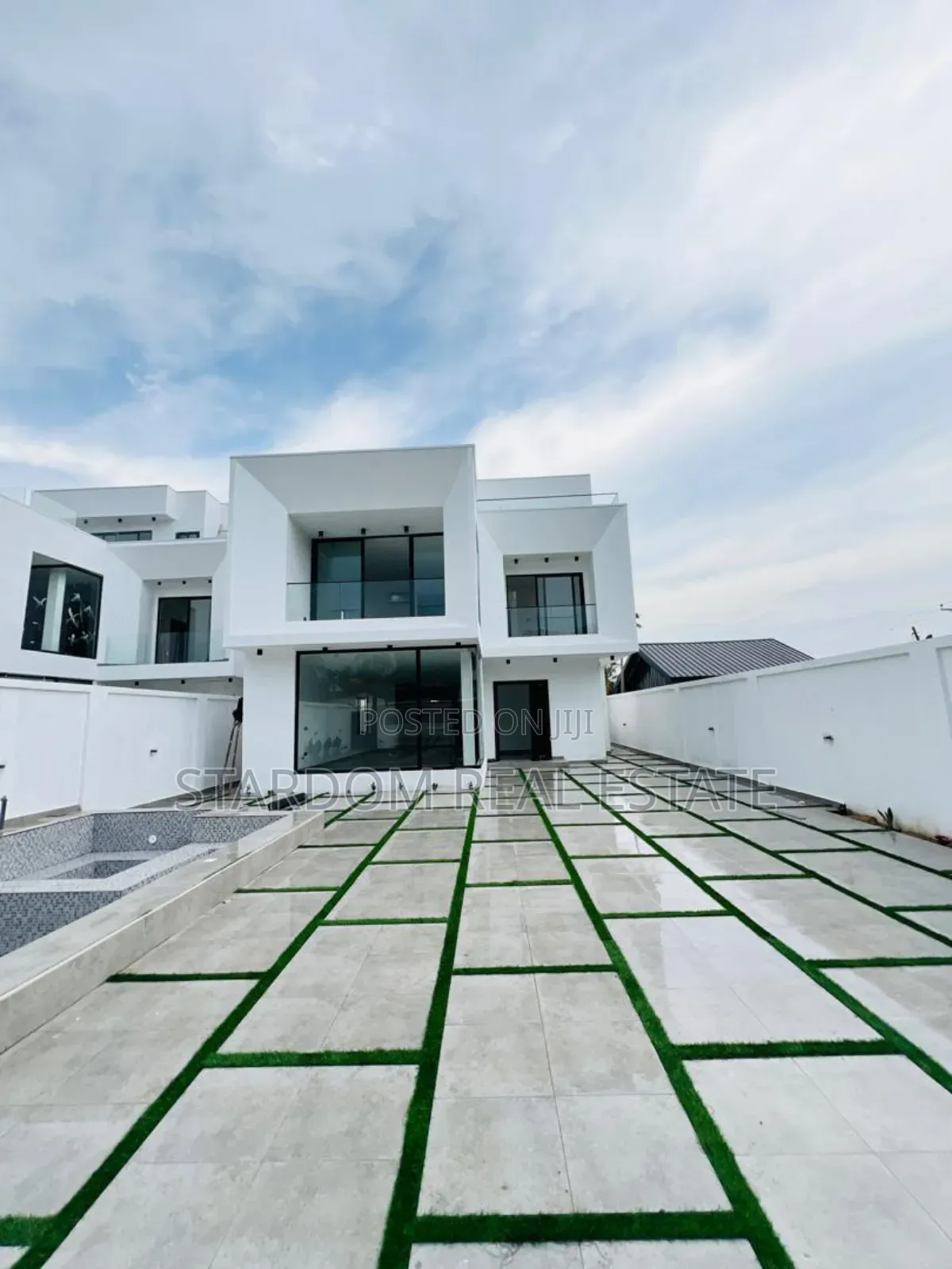 4bdrm Duplex in Ashaley Botwe, Little Roses Area for sale in Little Roses Area