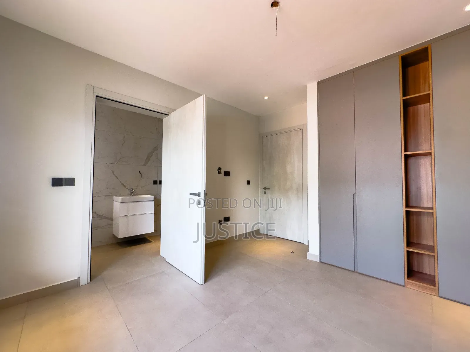 5bdrm Mansion in East Legon, American House for sale in American House