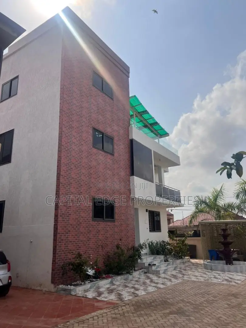 11bdrm Villa in Lakeside Community 8 for sale in Lake Side Estate
