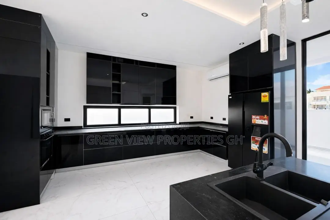 6bdrm Duplex in East Legon for sale in East Legon