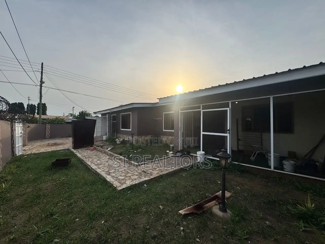 4bdrm Bungalow in Regimanuel Gray, Sakumono for rent in Sakumono