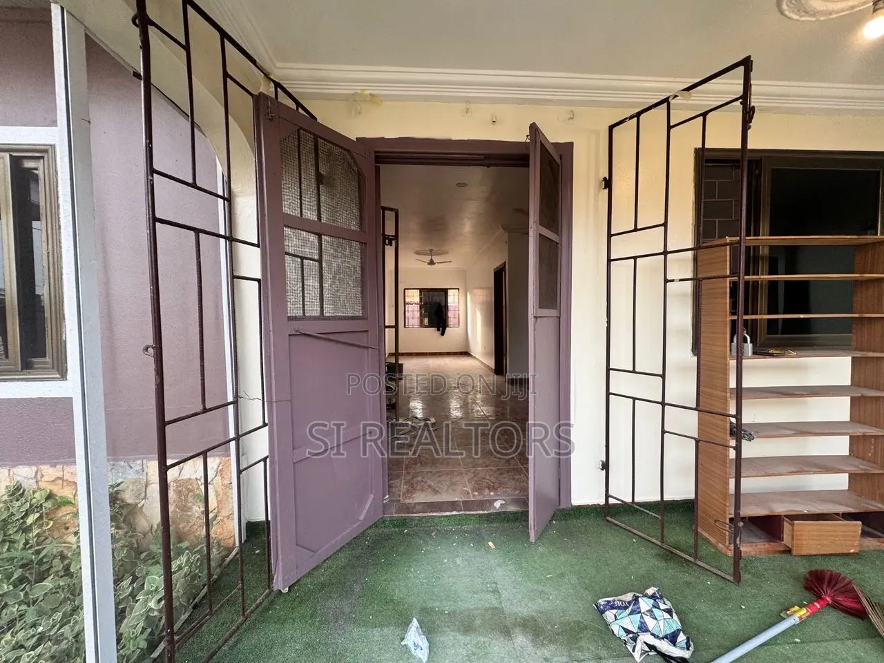 4bdrm Bungalow in Regimanuel Gray, Sakumono for rent in Sakumono
