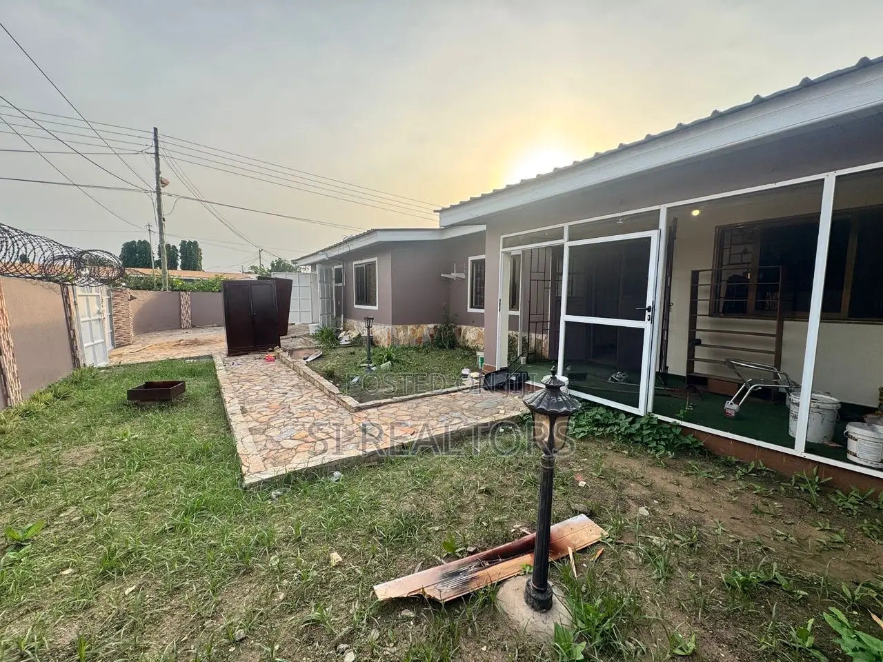 4bdrm Bungalow in Regimanuel Gray, Sakumono for rent in Sakumono
