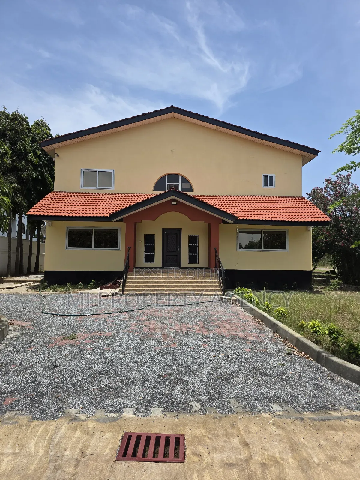 6bdrm House in Community 3, Sakumono for rent in Sakumono