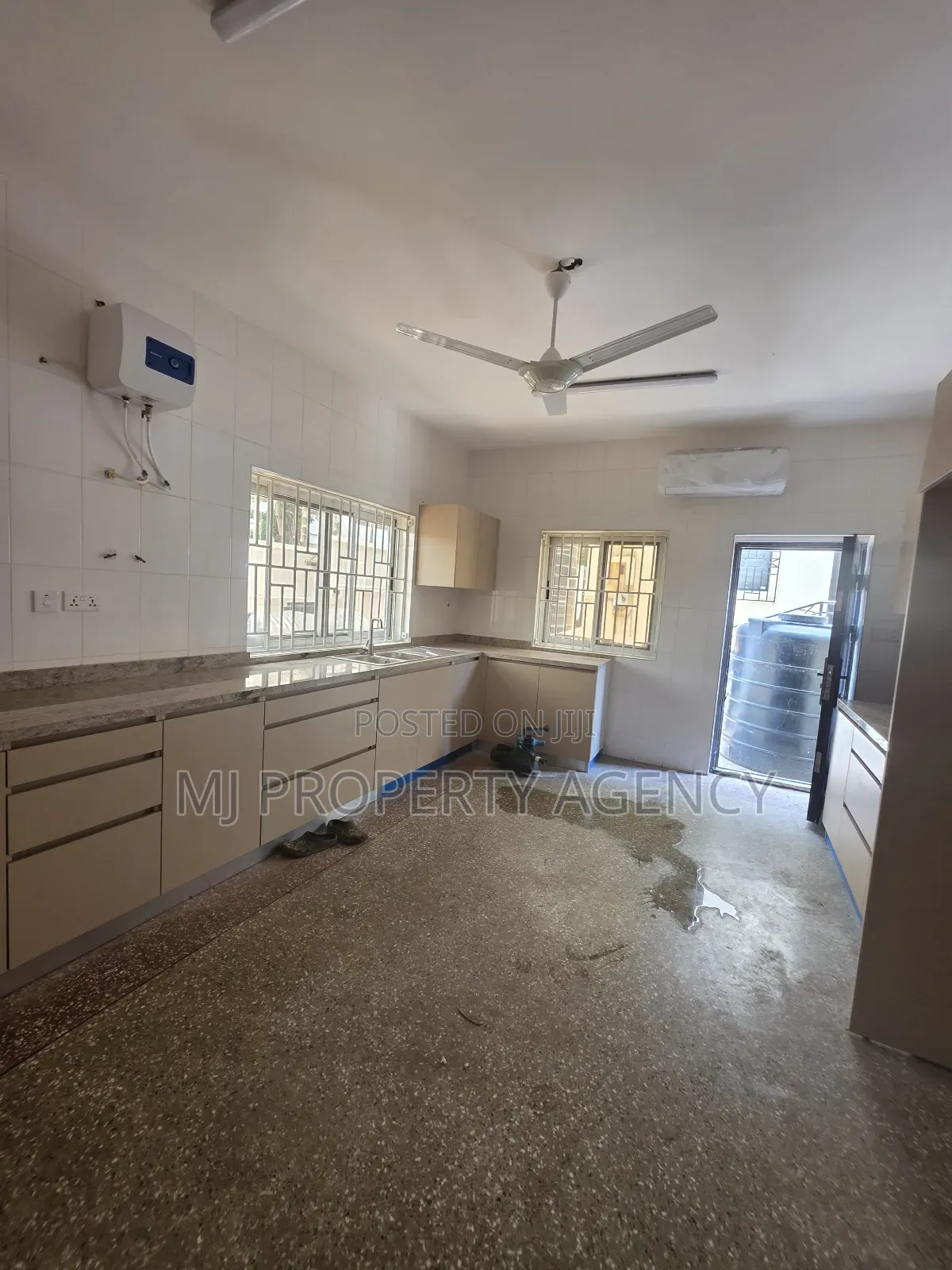 6bdrm House in Community 3, Sakumono for rent in Sakumono