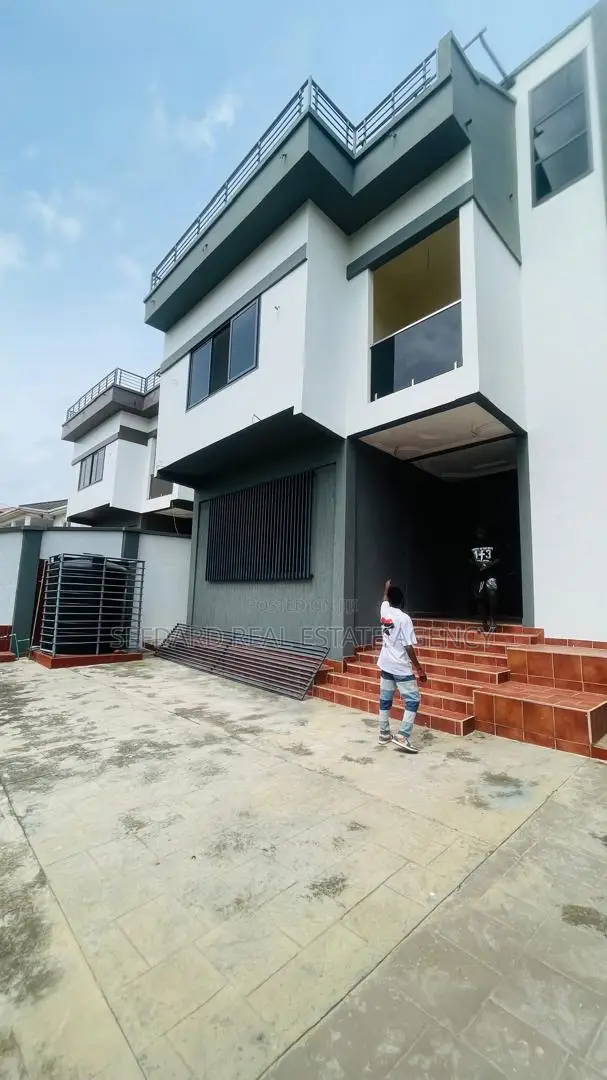 4bdrm Duplex in Sefdard Properties, Aburi for sale in Aburi