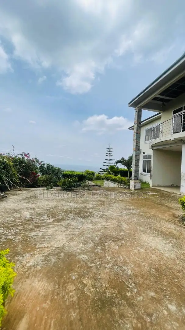 5bdrm House in Sefdard Properties, Aburi for sale in Aburi