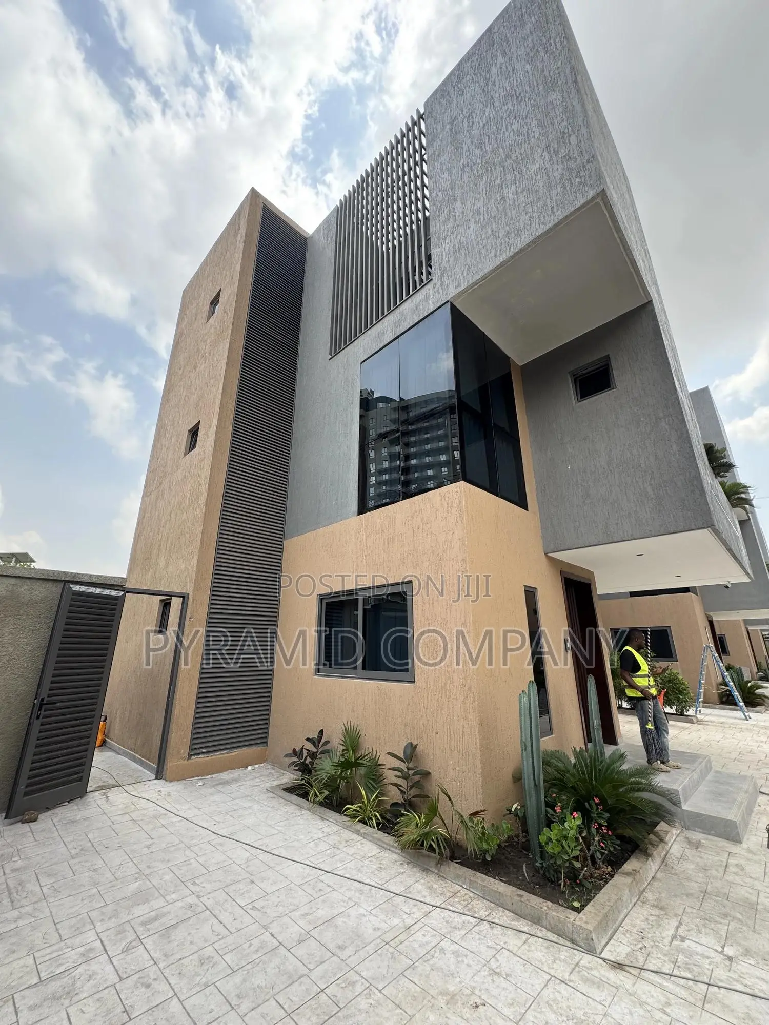 5bdrm House in Airport Residential for sale in Airport Residential Area