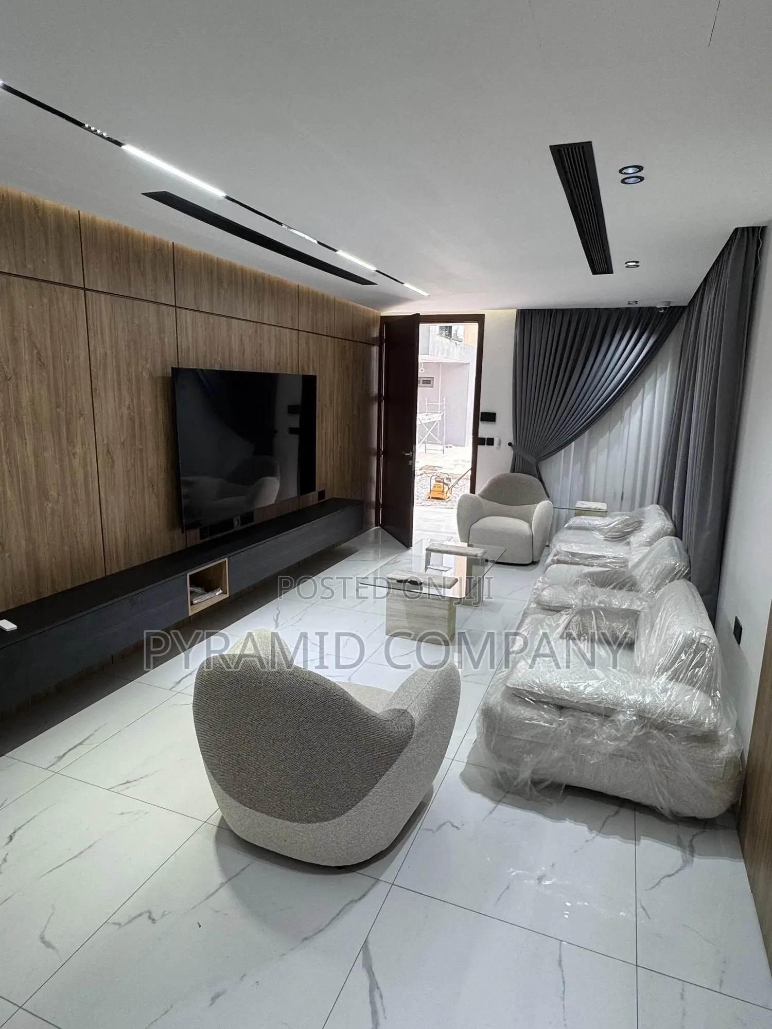 5bdrm House in Airport Residential for sale in Airport Residential Area