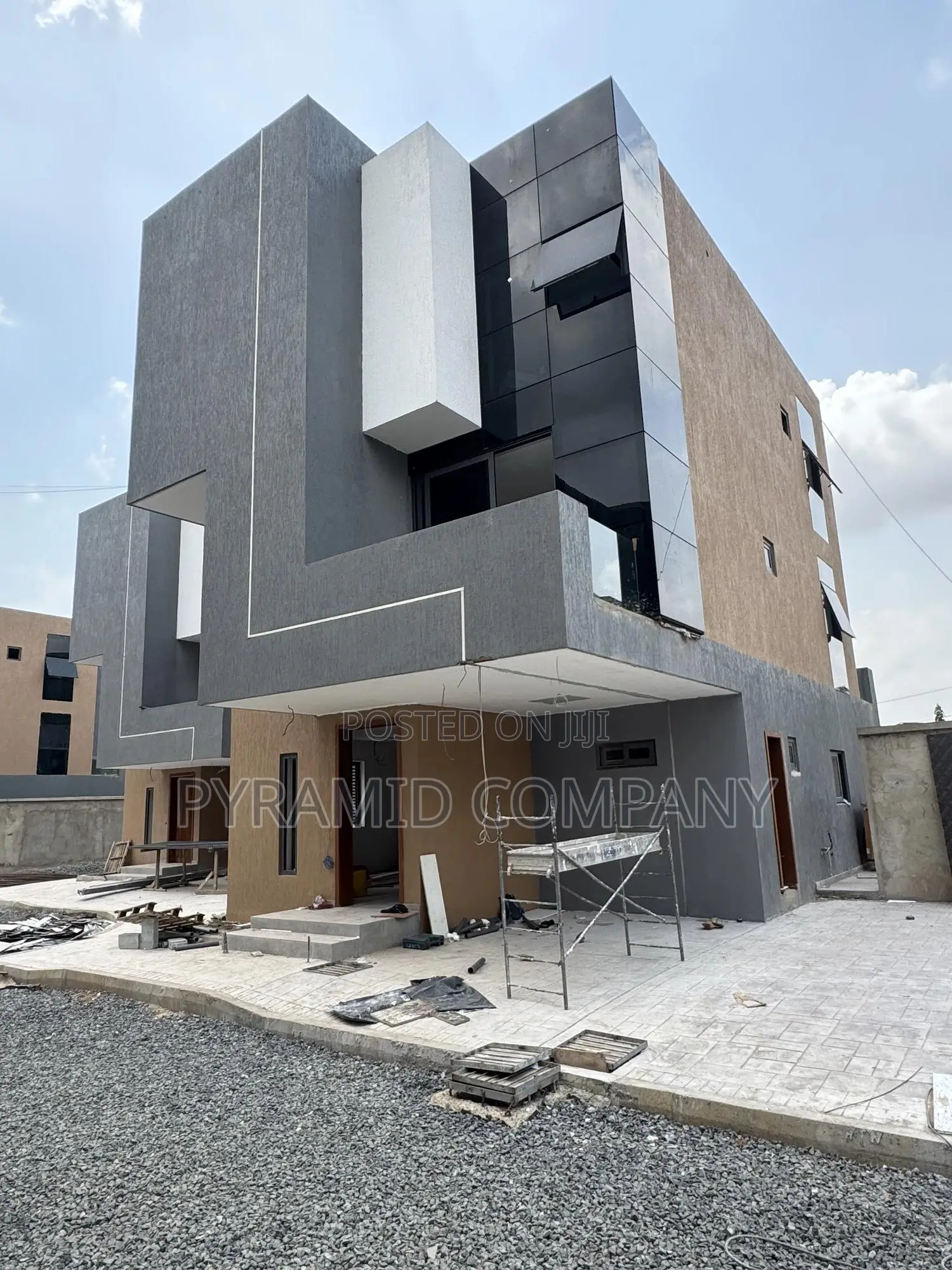 5bdrm House in Airport Residential for sale in Airport Residential Area