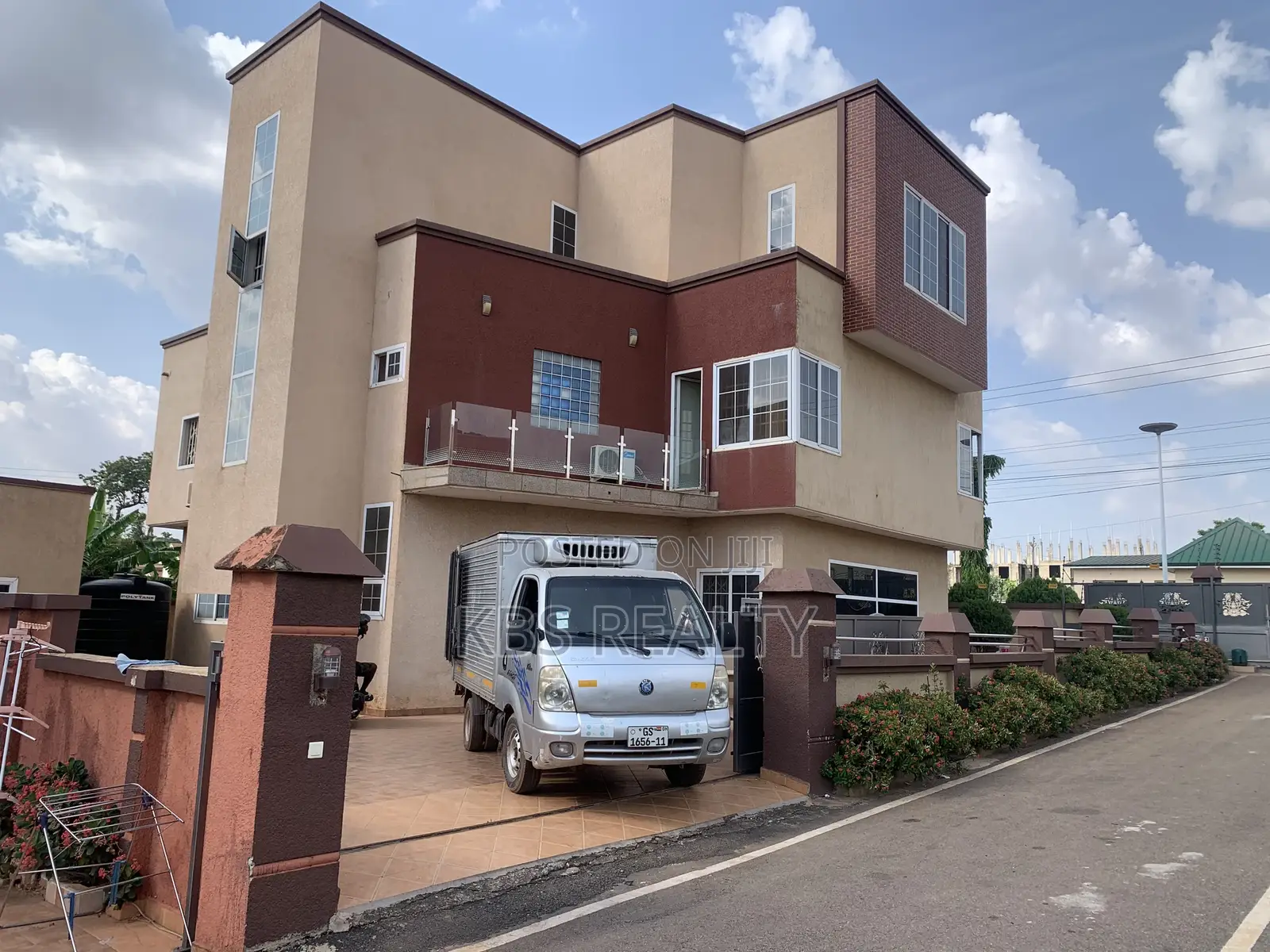 6bdrm Townhouse / Terrace in Ridge-Danyame, Kumasi Metropolitan in Kumasi Metropolitan