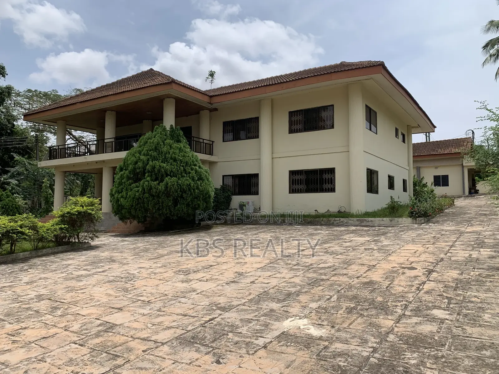 8bdrm Mansion in Ahodwo-Ridge, Kumasi Metropolitan for rent in Kumasi Metropolitan