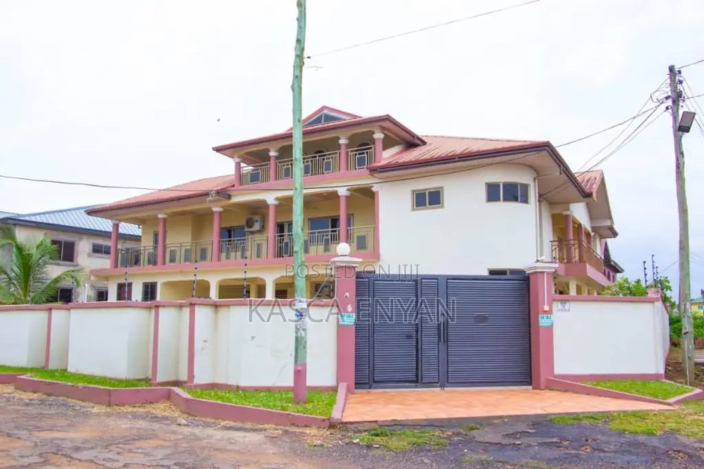 8bdrm House in Takoradi for sale in Takoradi