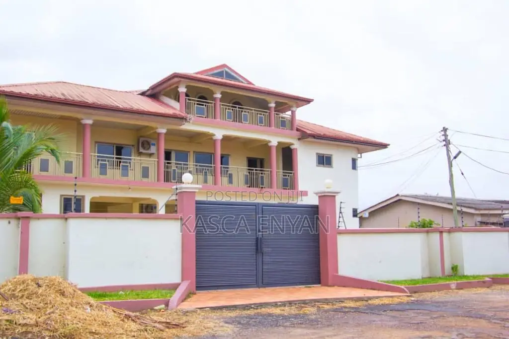 8bdrm House in Takoradi for sale in Takoradi