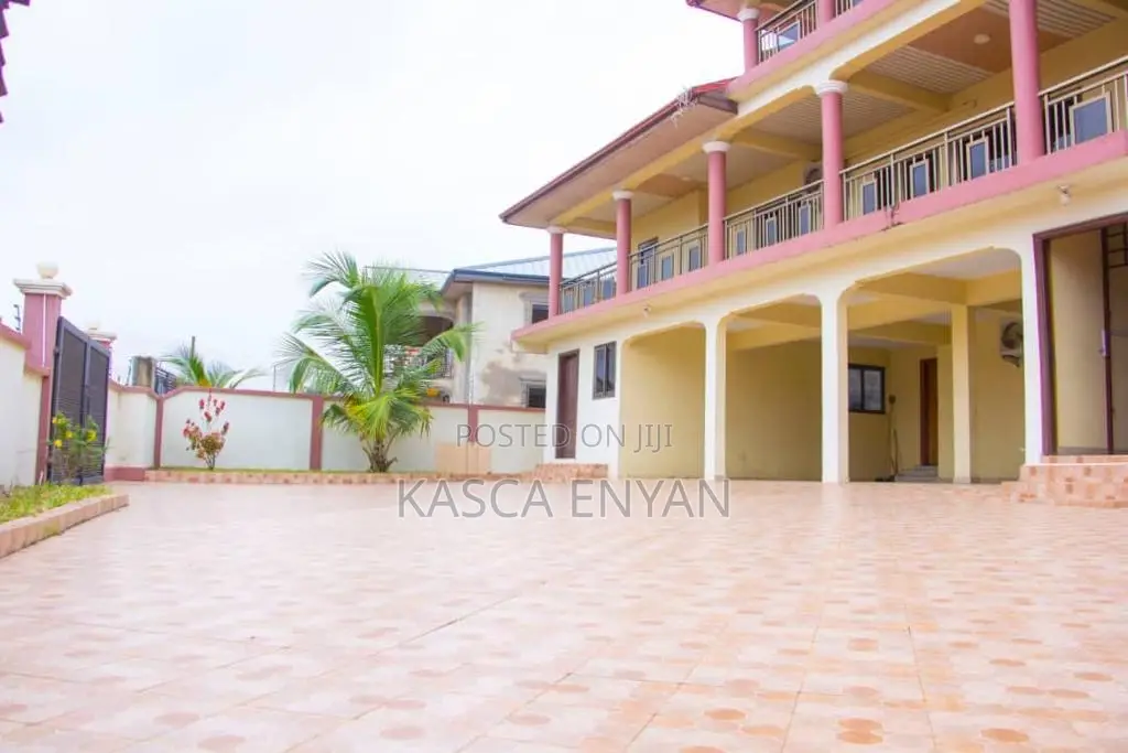 8bdrm House in Takoradi for sale in Takoradi