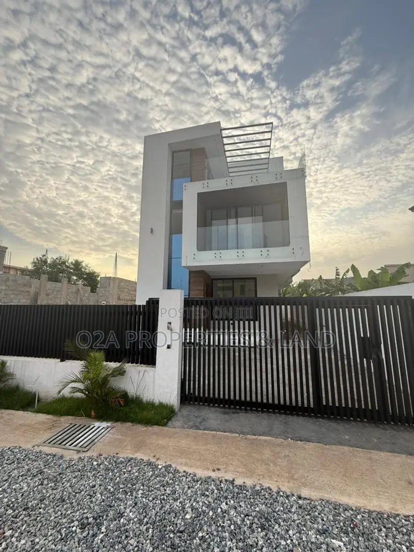 4bdrm House in Adenta, Dzorwulu for sale in Dzorwulu